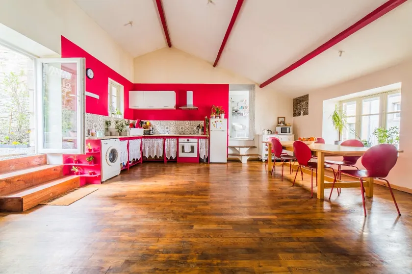Red apartment with garden - Image 1