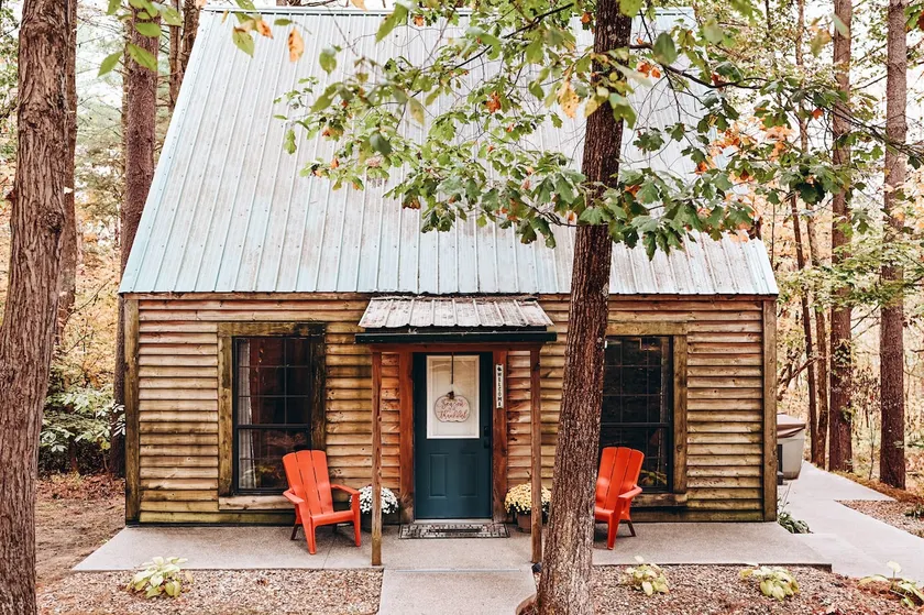 Evergreen Hideaway est une cabane nichée sous de grands pins. - Image 1