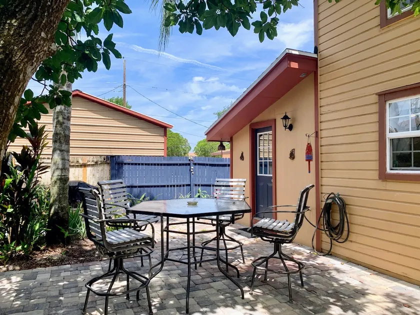 Cozy Bungalow - Image 1