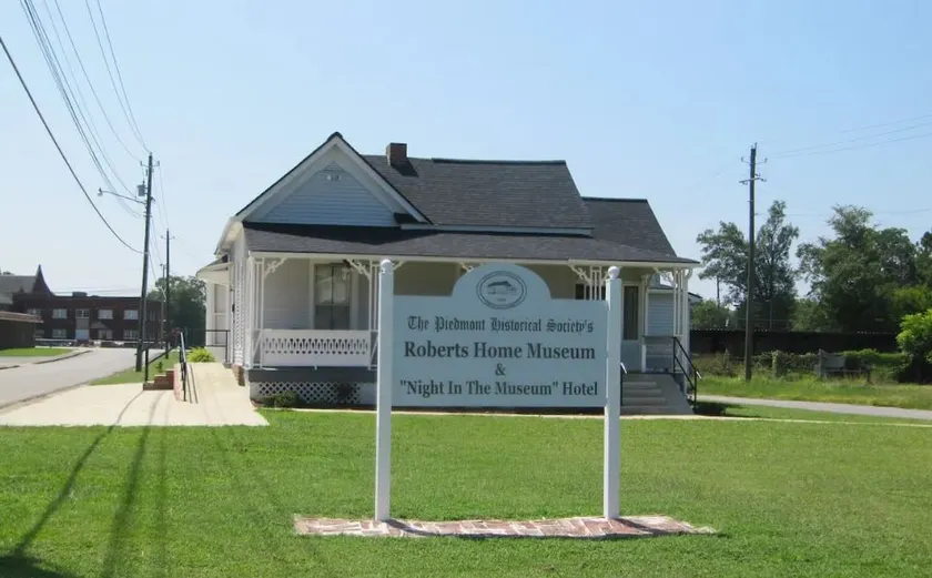 The Roberts Home ”Night in the Museum” Hotel - Image 1