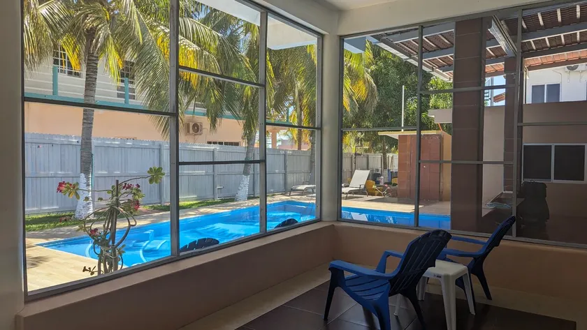 Cozy Poolside Retreat| AC, WiFi & Near Beach - Image 1