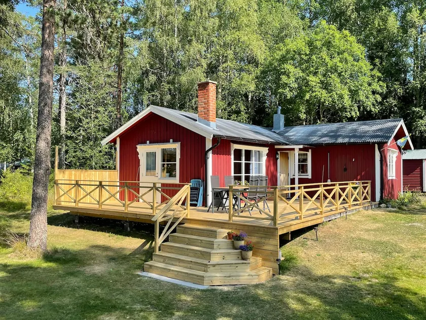 Lillarmsjö-hytte, sommerhus med søudsigt. - Image 1