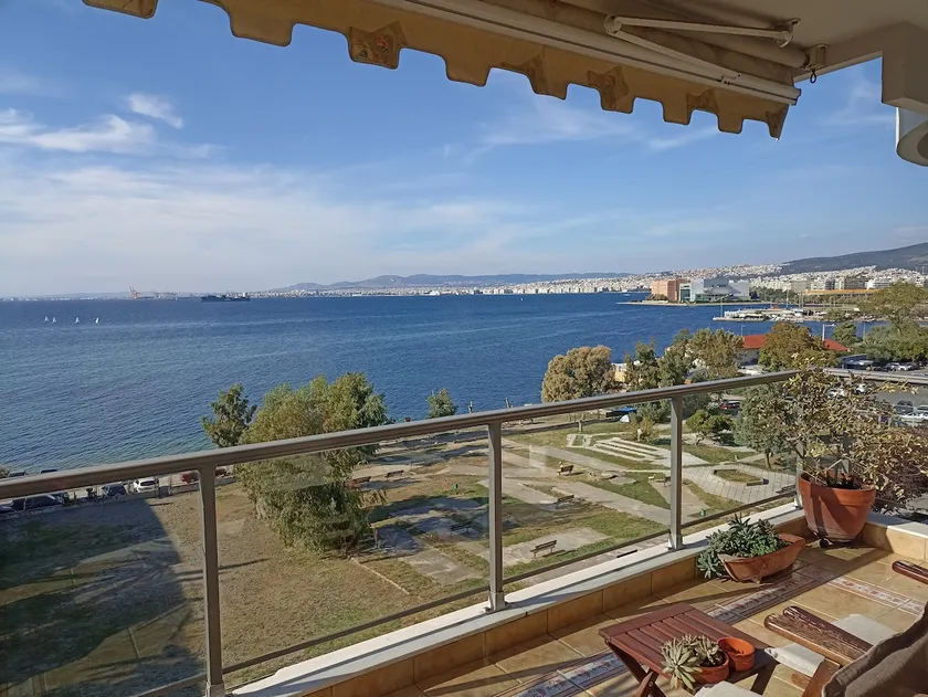 Seafront Family Apartment & free parking, the Cruiseflat - Image 1