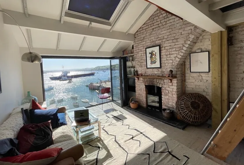 BeachFront Loft, Log burner, stunning views - Image 1