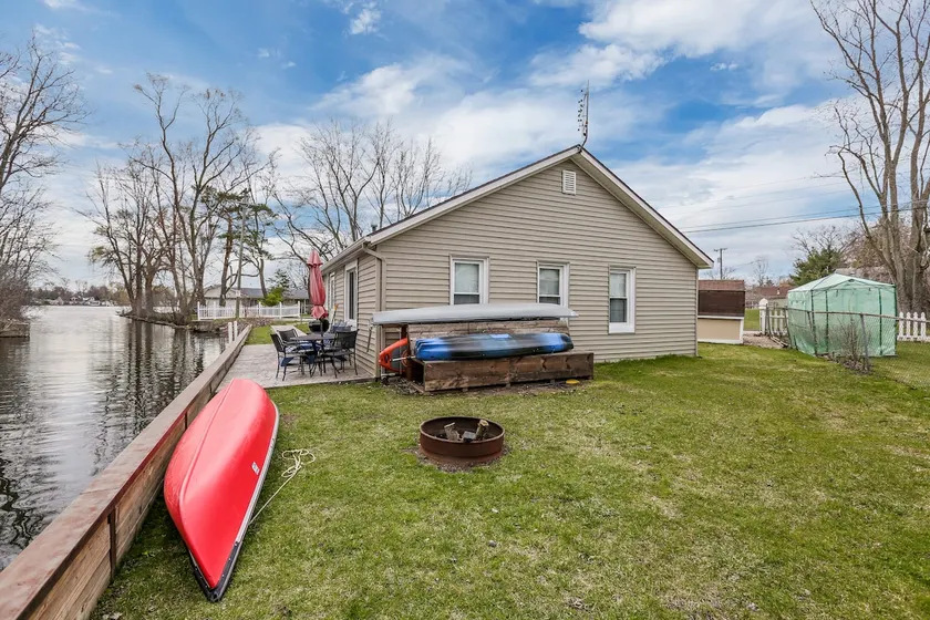 Relaxing lakefront with boats near concerts &parks - Image 1