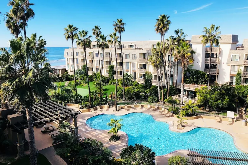 Family Fun Resort sur la plage avec sable, surf, port à Oceanside, Californie - Image 1