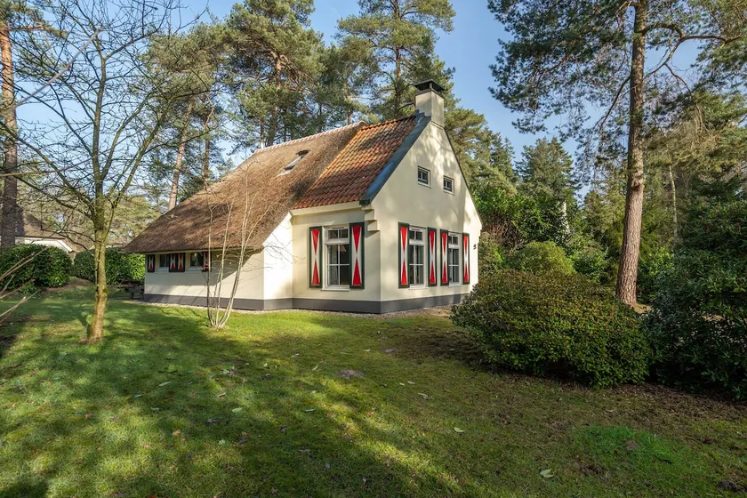Country house, detached and large garden. - Image 1
