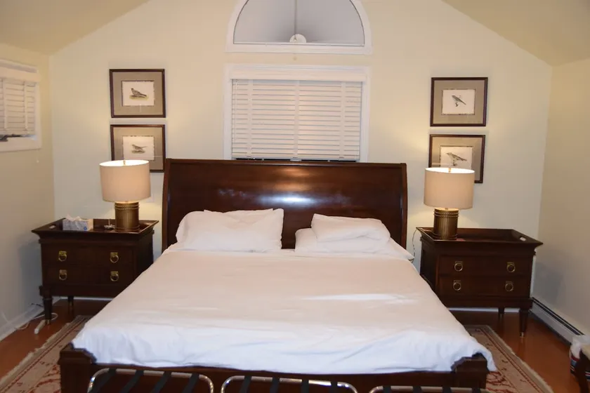 Spacious master bedroom and bath - Image 1