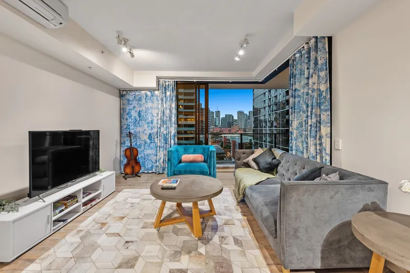 South Bank Stunner! ~ 3 Bed/2 Bath/1Car/Views - Image 1