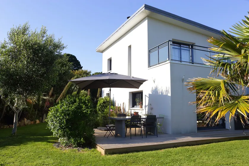 Modern house near Goulien Beach - Image 1