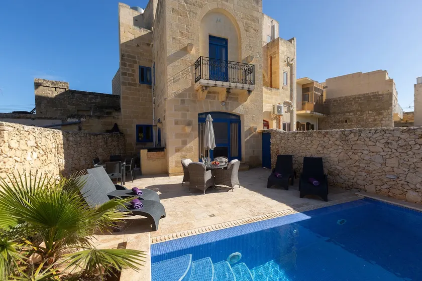 Villa with hot tub, private pool & barbeque - Image 1