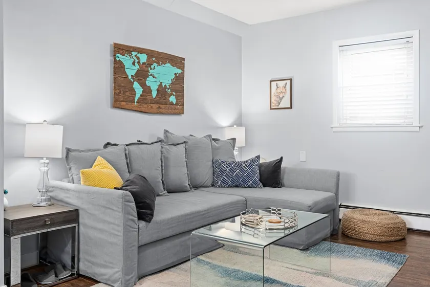 Spacious One Bedroom Queen Bed Inner City Stay - Image 1