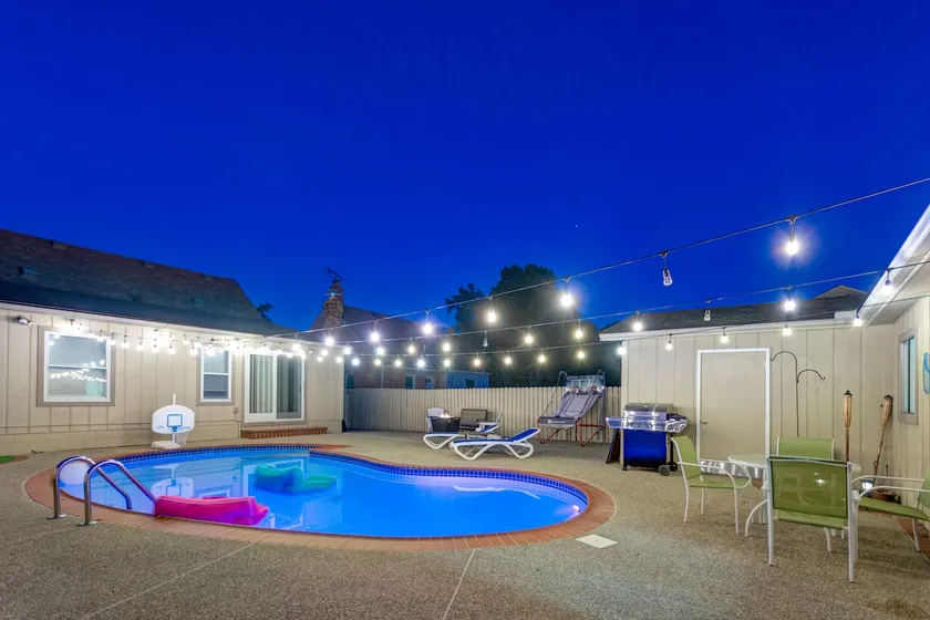 Luxury Bungalow Heated Pool + Sauna + Game Garage - Image 1