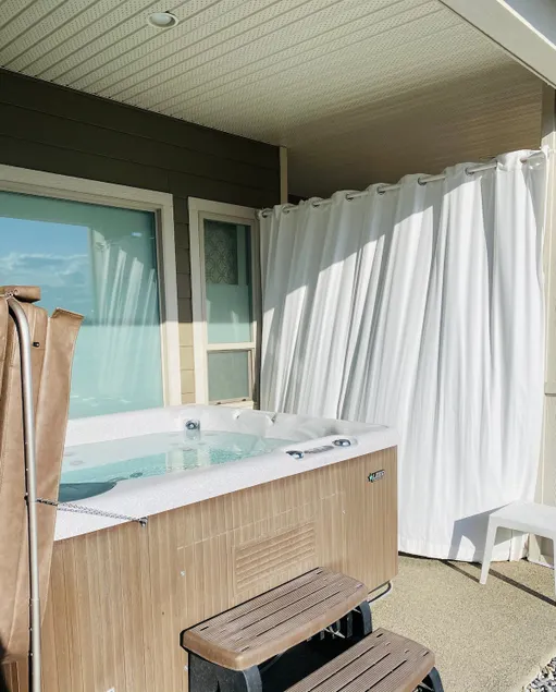 Välkommen till \"The Suite Spot & Spa\" i de vackra foten av Vernon! - Image 1
