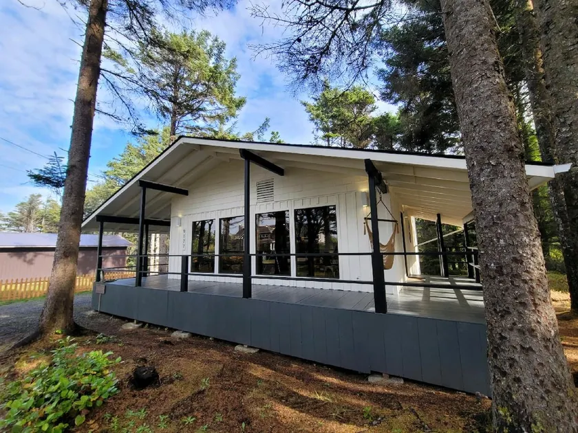 Summer Breeze Cabin Near Oregon Coast Aqarium - Image 1