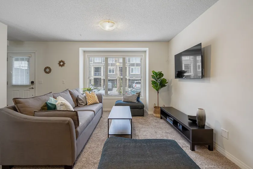 Spacious Suburban Row Home. Garage, cable, patio + - Image 1