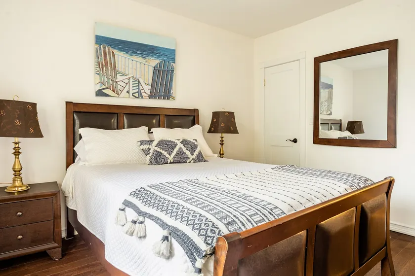 Beautiful urban 2BR with private deck and yard!!! - Image 1