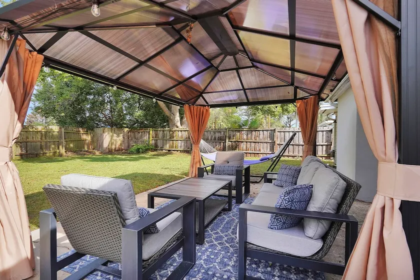 2 min to Mayo, 10 min to beach, large fenced yard - Image 1
