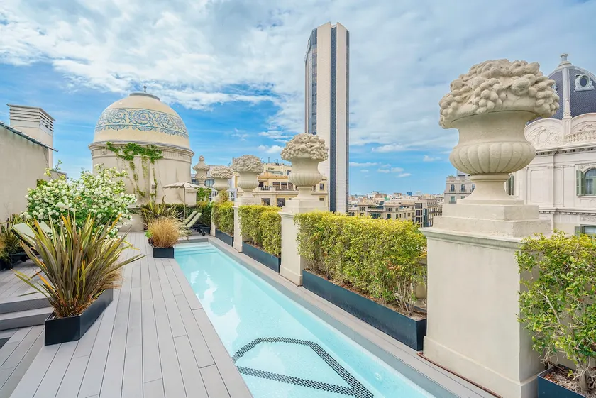 Luxury 5 rooms apartment, exclusive Eixample area - Image 1
