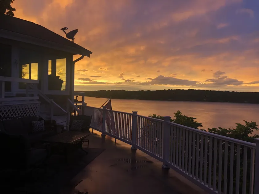 Waterfront Entertainment Getaway - Image 1