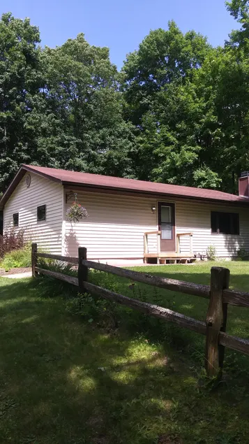 Cozy home located amidst area sights & activities - Image 1