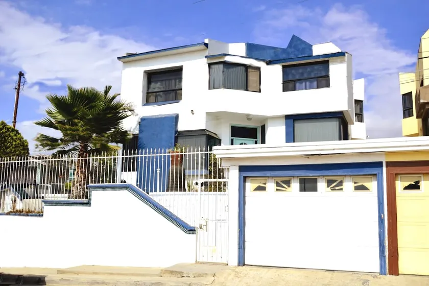 Entire house, parking, panoramic view - Image 1