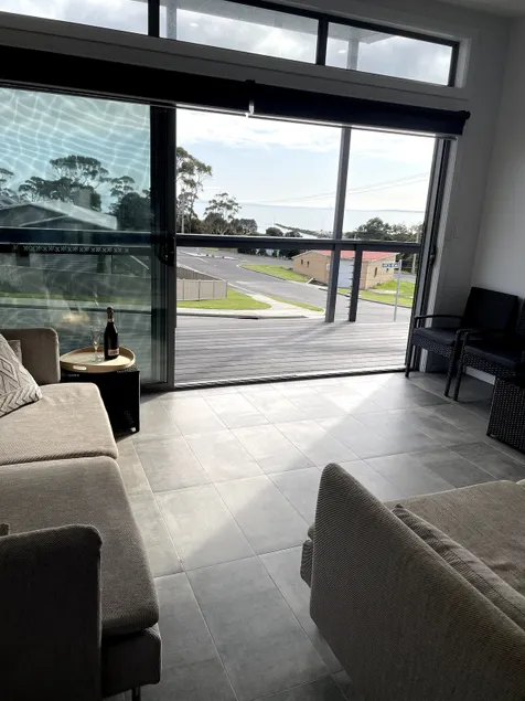 1A Bridport Beach Central Location with Sea View - Image 1