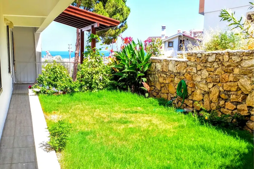 Apartment with a private garden and sea view - Image 1