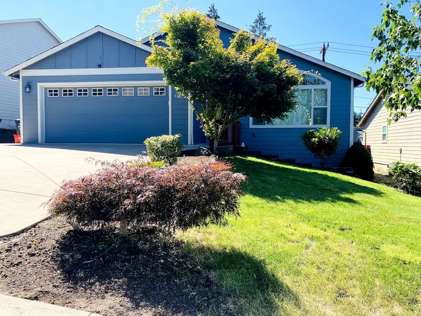 Immaculate Home With Central AC SE Salem - Image 1