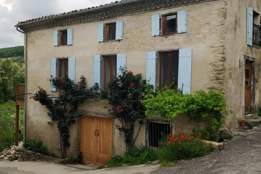 A charming, spacious, newly renovated home in the beautiful village of Camon - Image 1