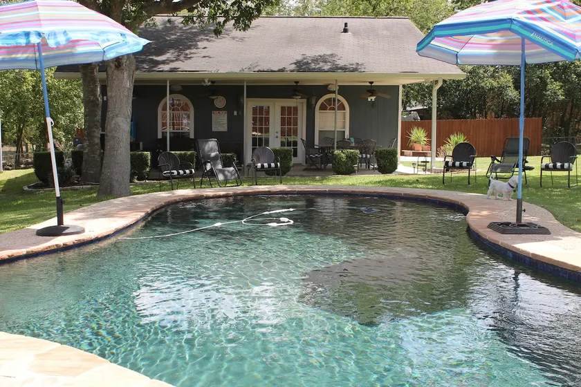 Lily-Rose Pool House - Image 1