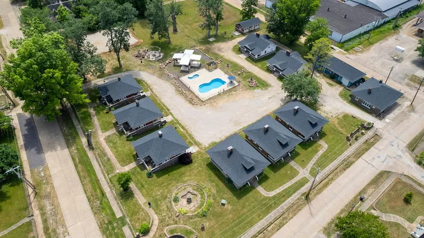 Arcadia Valley Bungalows #2 with outdoor pool - Image 1