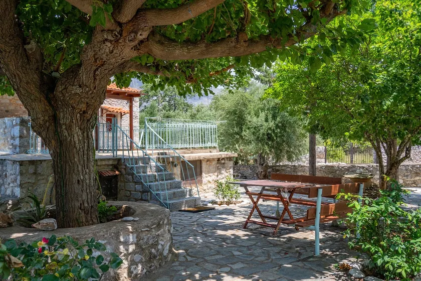 Tranquil stone garden house - Image 1