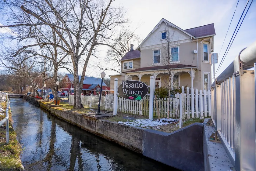 Charming Victorian Home at Pisano Winery - Image 1