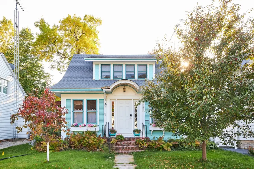 Charming Cottage on North Shore GREAT LOCATION - Image 1