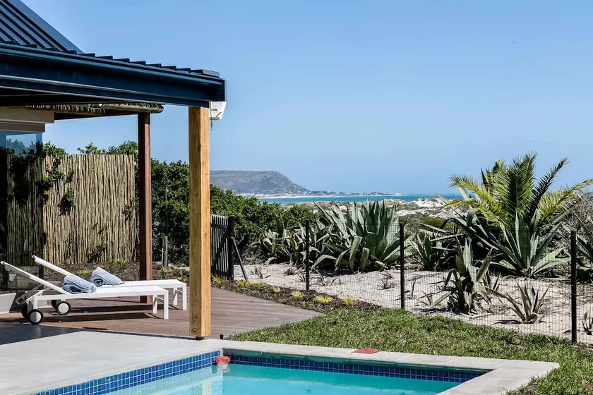 Willow Beach House à droite sur les dunes de sable de Long Beach Noordhoek - Image 1