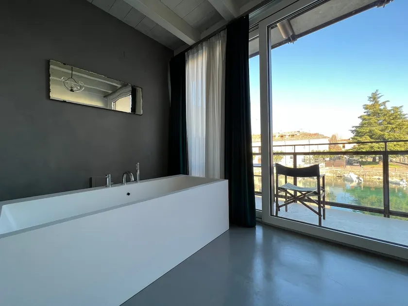 Suite with bathtub overlooking the canal in the historic center - Image 1