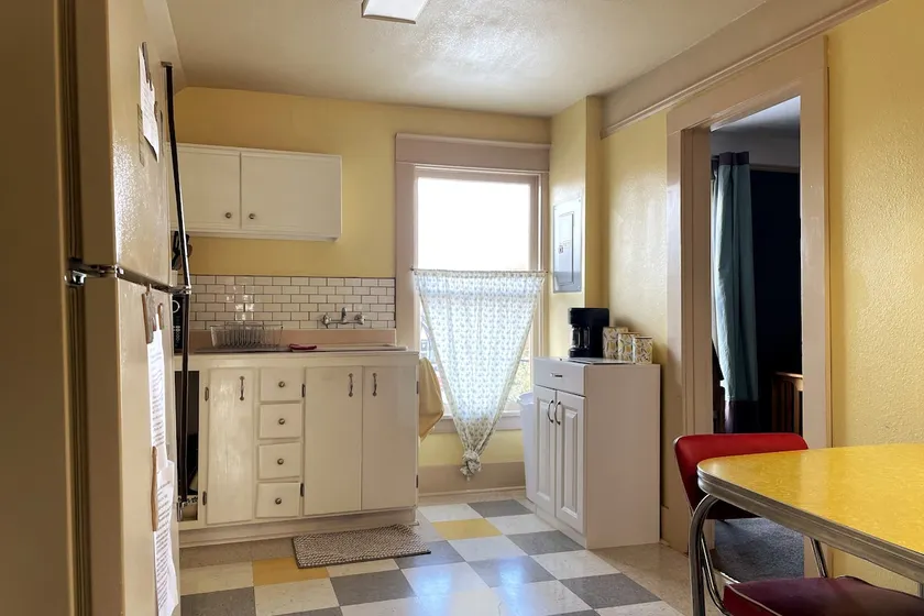 Clean, economical, downtown apartment. - Image 1