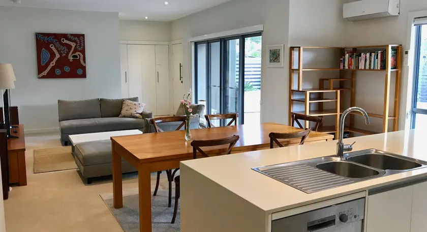 Spacious modern townhouse in great location - Image 1