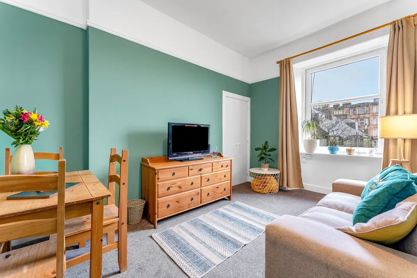 Bright 1 Bedroom Edinburgh Apartment - Image 1