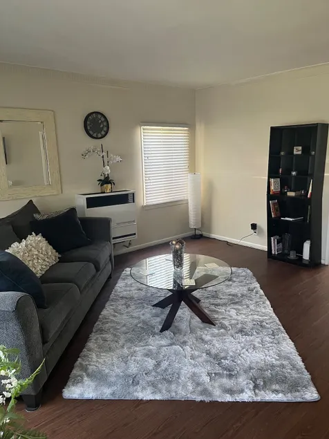 Snugy 2-BR, 1.5 BTH with free parking on premises - Image 1