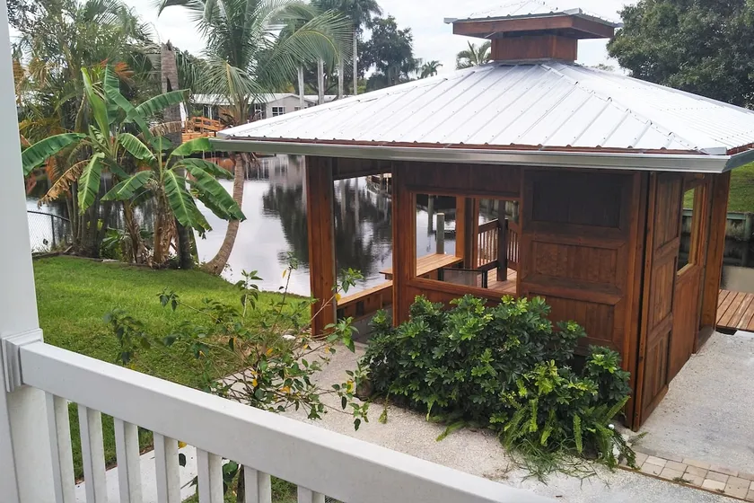 Riverbend waterfront home. - Image 1