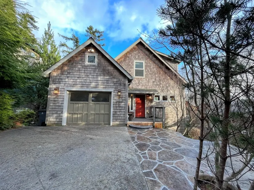 Sylvan Ray- located in charming Manzanita! - Image 1