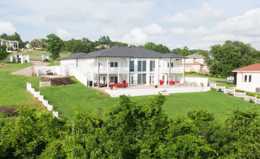Lakehouse with private pool - Image 1