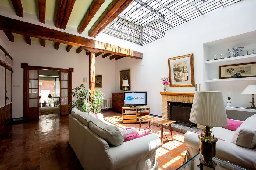 Monsalves. 6 bedrooms, 5 bathrooms, patio - Image 1