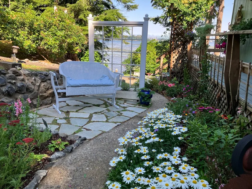 Boutique Bayfront Cottage w/ Stunning Water Views - Image 1