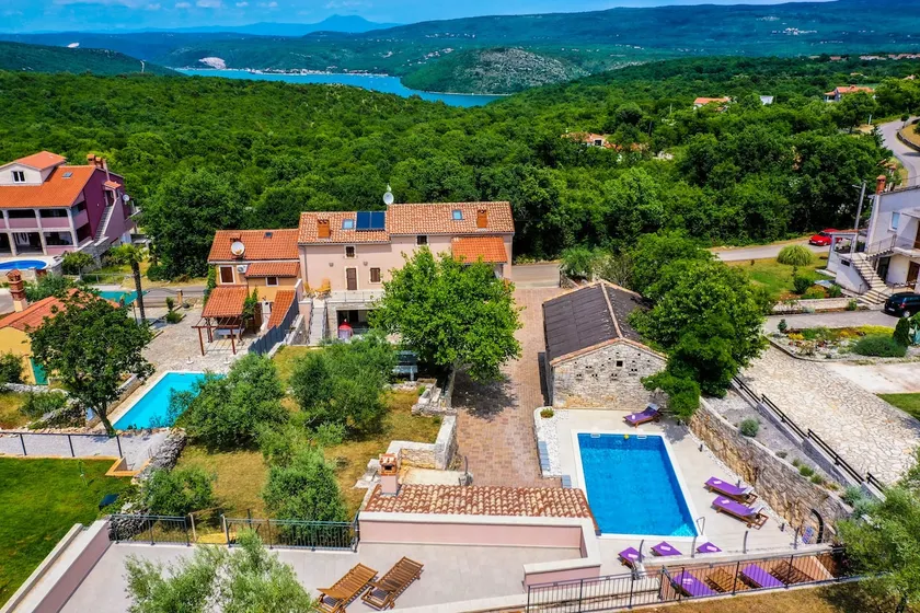 LUXURY VILLA ON SPACIOUS PRIVATE PROPERTY - Image 1