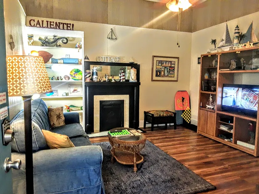 2 br 1ba Lejlighed i Colonial Style Home (Triplex) bygget i 1928 - Image 1