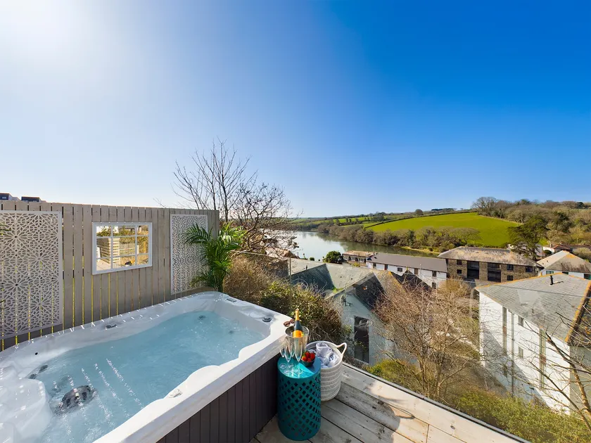 Prime 2-bed haven with water view, hot tub bliss - Image 1