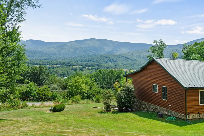 Stunning Mountain Views in Luxurious Log Home! - Image 1